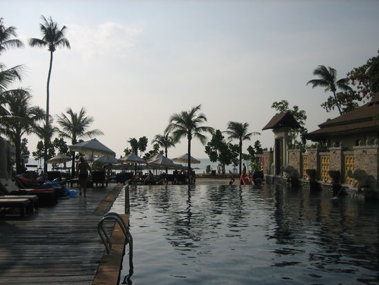 Der schoene Hotelpool am Strand von Khao Lak.