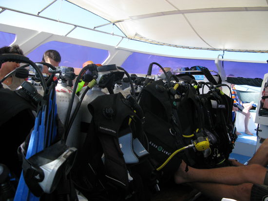 Die Tauchausruestung auf dem Boot.