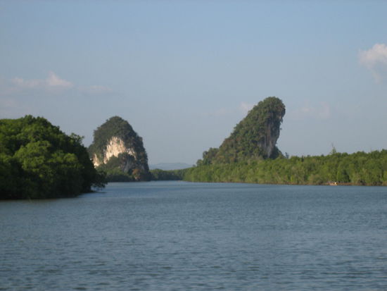 Am Fluss von Krabi sieht man 2 Felsen, die wie Walflossen aus dem Wasser ragen.