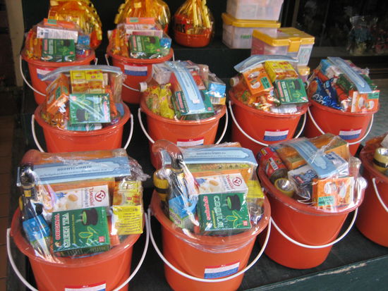 Schoene "Geschenkskoerbe" auf dem Markt.