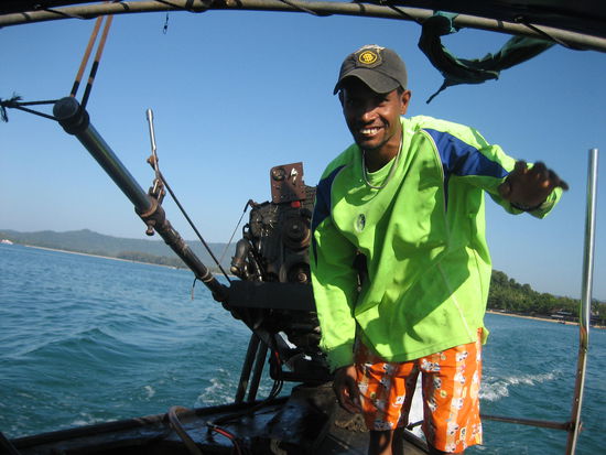 Unser Kapitaen auf dem Longtailboot.
