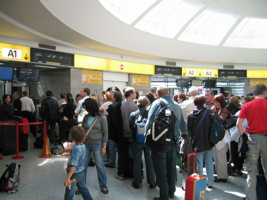 Da standen wir nach dem Auststieg und warteten auf das erneute wiederbesteigen unseres Flugzeuges