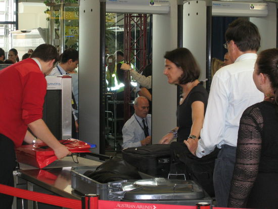 Dises Mal gab es kein Pardon, jeder wurde per Leibesvisitation untersucht und erst dann an Bord gelassen