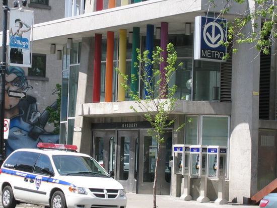 Unverkennbar die Metrostation Beaudry
mit den regenbogenfarbigen Saeulen, der Eingang ins schwule Herz Montreals