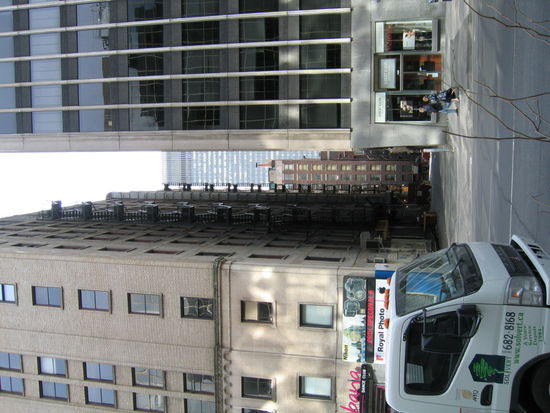 Da gibts nicht nur Glasfassaden auch aeltere Bauarten mit Notstiege an der Aussenseite gibts da zu bestaunen.