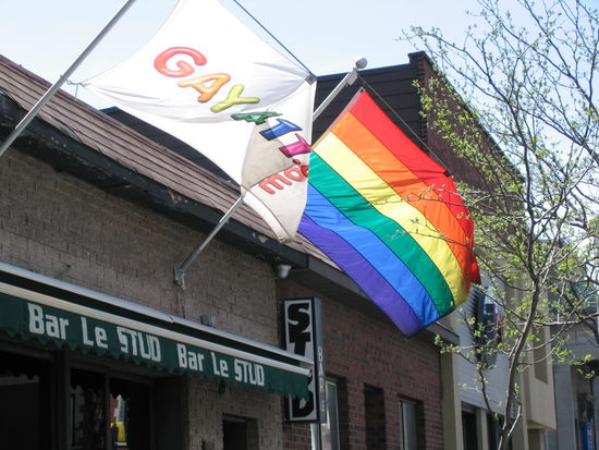 Die Fanenmontage ist fuer mich neu , denke aber sehr zweckmaessig