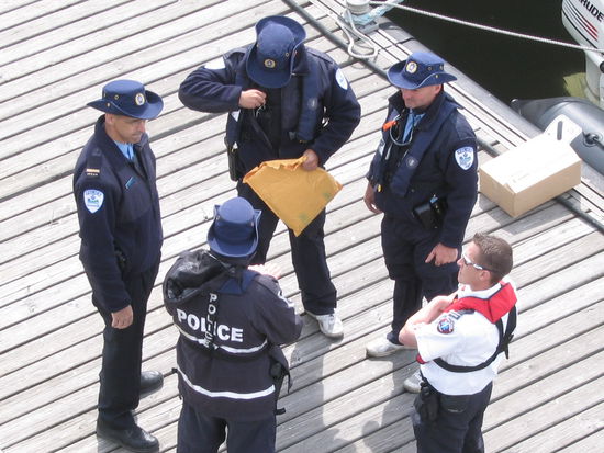und so sahen die davorstehenden Polizisten aus. Die Kopfbedeckung hat fuer europaeische Augen etwas besonderes!