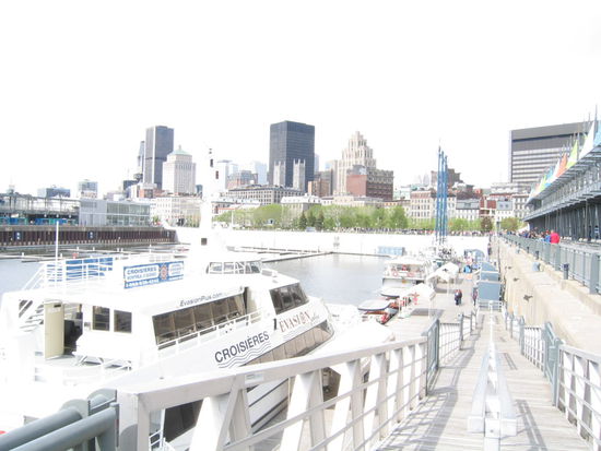 Blick vom Hafen gegen die Altstadt von Montreal