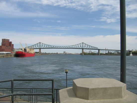 Eine riesige Bruecke  uberwindet den St. Lorenz Strom