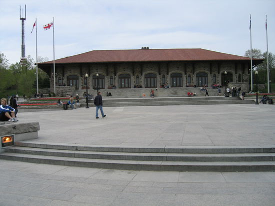 Eine riesige Aussichtsplattform ermoeglicht den Blick auf Montreal und die umgebenden Fluesse