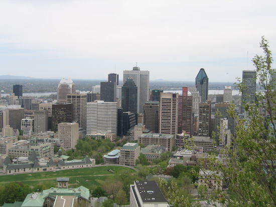 nochmals nach rechts geschwenkt, im Hintergrund der St. Lorenz Strom