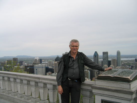 Vor der Skyline von Montreal, stuetzend auf das Gruendungsbuch von 1642