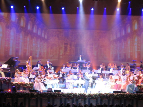 Diese Veranstaltung muesste 
eigentlich eine Werbeveranstaltung der wiener Fremdenverkehrsorganisation eingestuft werden. Soviel Straus- und Wienwerbung war fast unglaublich.