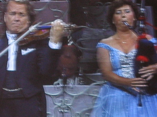 Der ganze Abend hat mir gut gefallen, jedoch die komischen Einlagen die hier das Puplikum  beigeisterten duerften in Oesterreich nicht so gut ankommen