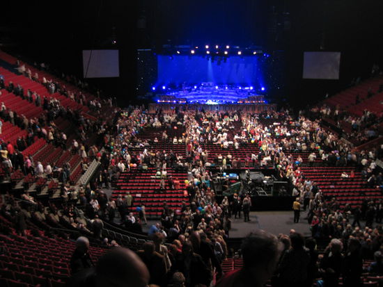 Fassungsvermoegen der normalerweise als Eishockehalle fungierenden Mehrzweckhalle: 20.000 Personen