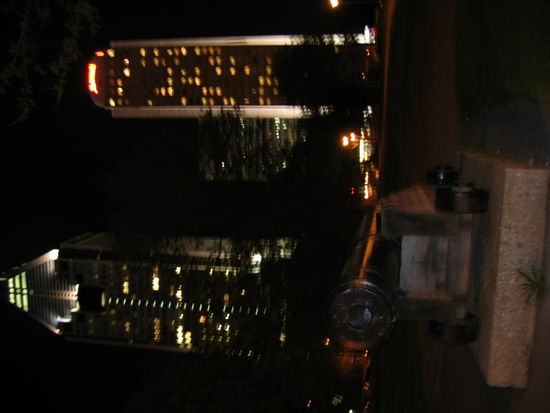 Eine alte gussseisene Kanone, im Hitergrund moderne Buerohauskonstruktionen