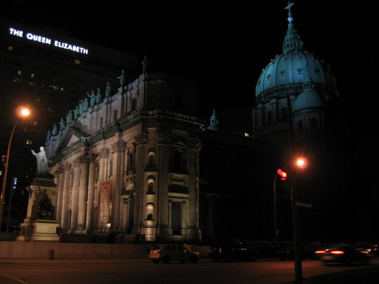 Das Zentrum der Katholischen Kirche in Kanada bei Nacht