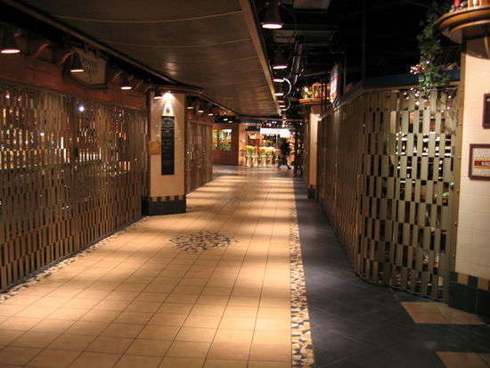 In den tiefen dieser Hochhauskomplexe ist eine Einkaufsstadt zu finden.