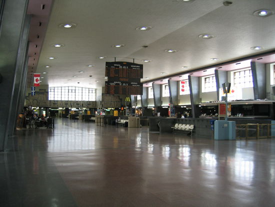 Das ist hier der Banhnof, ein Kopfbahnhof. Fahren mit dem oeffentlichen Verkehrsmitteln ist hier nicht sehr billig, man faehrt hier lieber Auto