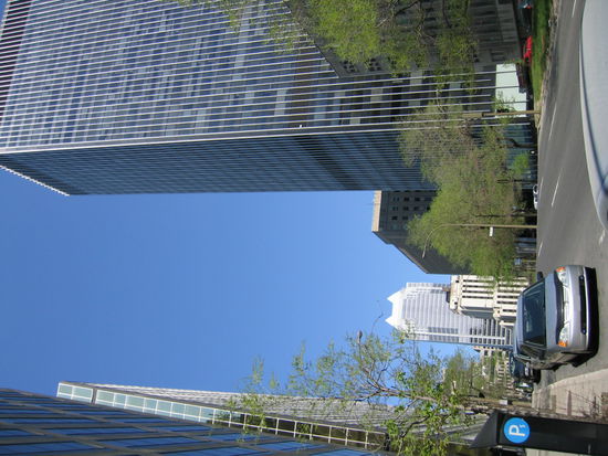 Sonnenschein blauer Himmel in den Schluchten der Montrealer Hochhausriesen