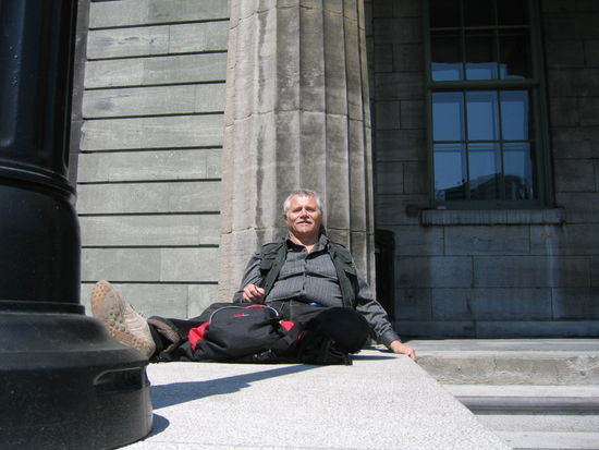 Ja soviel spazierengehen macht Muede. Hier auf einer kleine Rast in einem Park der Universitaet McGill. Eine von drei Universitaeten der Stadt.