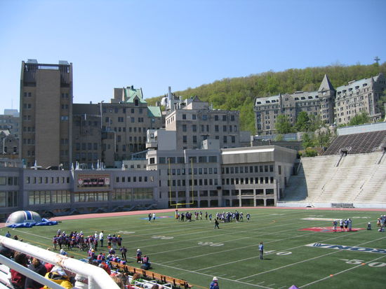Zu einer richtigen Uni gehhoert auch ein Footballstadion, hier am Sonntag bei einem Jugendtournier.