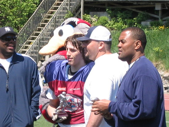 So sehen Sieger aus. Stolz die Trophaehe in der Hand.