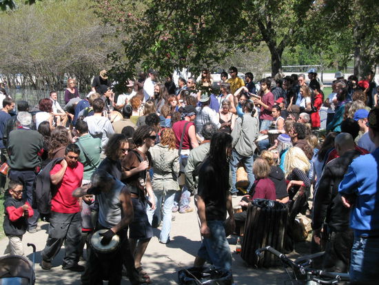 Hier wird eine Trommlergruppe  begeistert von den umstehenden angefeuert