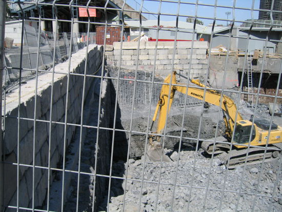 Die Fundamente eines Hochhauses werden hier auf felsigem Grund gebohrt und gesprengt.