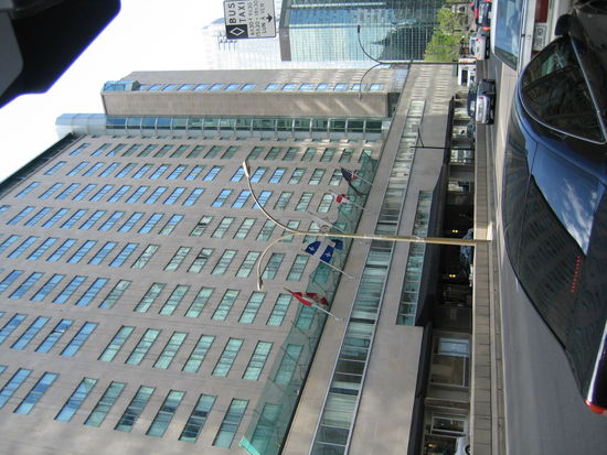 und in diesem Hotel, dem Queen Elisabeth haben damals John Lennon und Yoko Ono ihre ledgendaere Pressekonferenz im Bett, zum Hit Give Peace a chance, gehalten