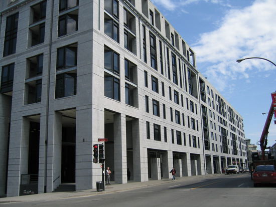 ... darum gleich daneben das neue Rathaus im Alstadtbereich Montreals mit Blick auf den Hafen.