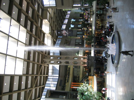 Mit Springbrunnden der bis an die Decke reicht