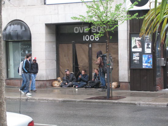 Aber auch so was gibt es sehr haeufig zu sehen. Betteln istueberallangesagt. zwar sehr hoeflich aber sehr oft wird man angesprochen. Wie bei uns auch sehr oft in Begleitung von Hunden