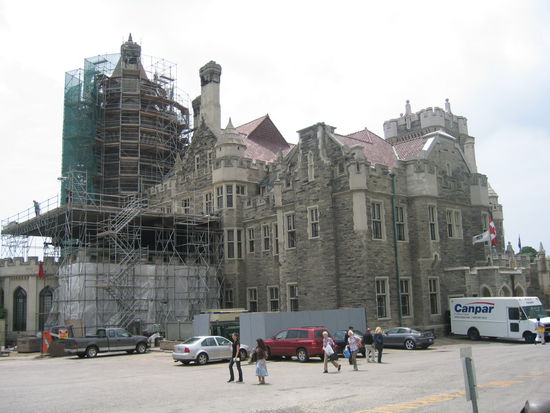 Das Privatschloss der Industriellen Sir Henry Pellat. Es entstand 1911 bis 1914. Verdient hat er dieses Geld mit den damals beginnenden Elektrifizierungen oeffentlicher Anlagen wie Strassen und oeffentliche Gebaeude. Das Haus besitzt an die 100 Raeume, gehoert heute der Stadt Toronto und wird zur Zeit vom Kiwanisclub verwaltet und instandgehalten.