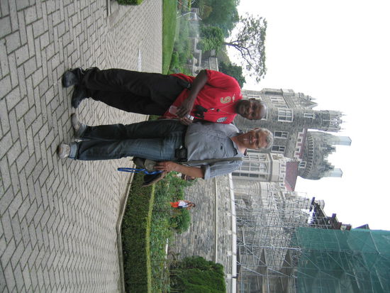 Mein Truckerfahrer David und ich im Schlossgarten von Casa Loma. Er hat mir erzaehlt, er ist Pfadfinder und kommt mit den Kids alljaehrlich hierher um ihnen dieses, nach mittelalterlichen Schlossvorstellung angefertigte Haus.