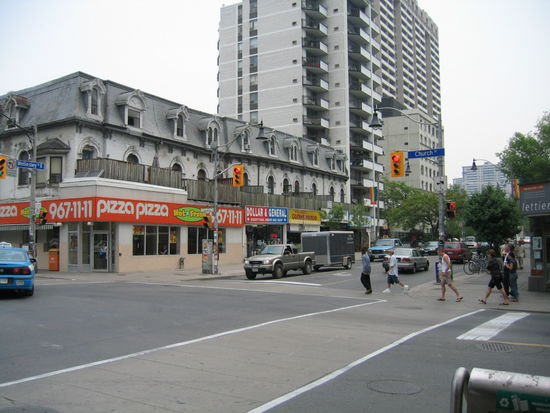 Der obengenannte Strassenzug, Village, ist an den Laternenmasten mit Regenbogenfahnen gekennzeichnet