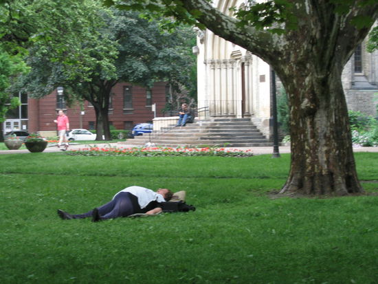 In Bereich der Kirchen, in den davor liegenden Parkanlagen kann sehr oft ein Obdachloser beim Nachmittagsschlaefchen beobachtet werden