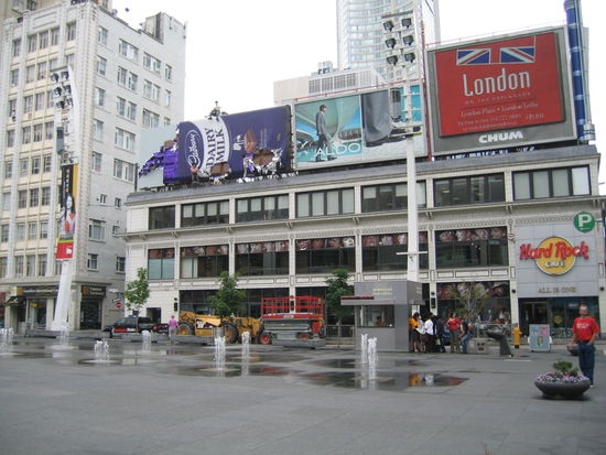 Der Yonge Dundas Square. Ein zentraler Treffpunkt der Stadt. Hier wird allwoechentlich irgend eine Veranstaltung abgehalten. Dazwischen sind die im Boden eingelassenen Springbrunnen Gaudium der Kinder und Jugendlichen.