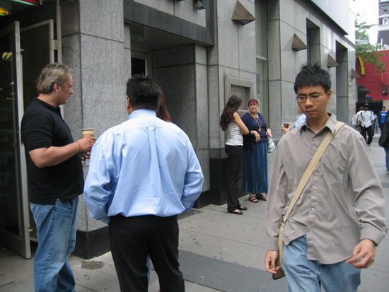 ueberall, auch in Amerika kann man solche Bilder sehen. In den Bundesstaaten Ontario und Quebeck Kanadas und in Vermont und Sate New York, ist ein fast generelles Rauchverbot umgesetzt. Es gib nichteinmal in Bars die Moeglichkeit zu rauchen. Dazu gibt es den Kaffee aus der mitgebrachten Kaffeekanne oder obligatorisch in diesen Pappbechern