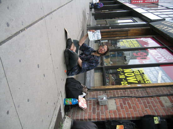 Ein Spassvogel der auf seine Art versucht sein Urlaubskonto aufzubessern