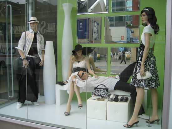 modischer Auslagenbummel  in der Yongestrasse.