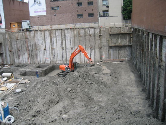 Dieser Boden ist relativ leicht fuer Grundfesten auszuheben, er braucht gar nicht geschalt zu werden.