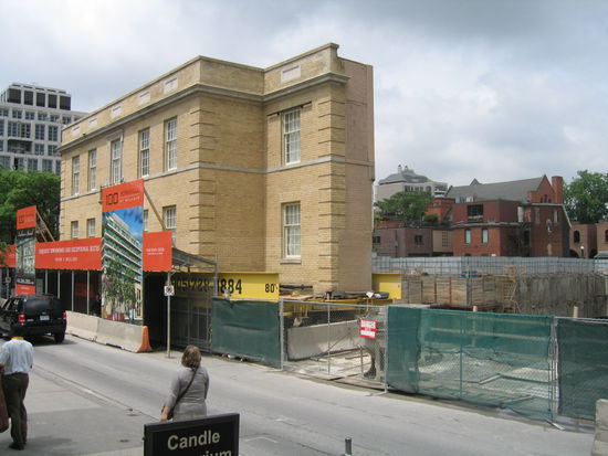 Da wurde vom Altbestand der Vorgeheneden Hauses, die Front demontiert, vorbereitet zum Wiedereinbau.