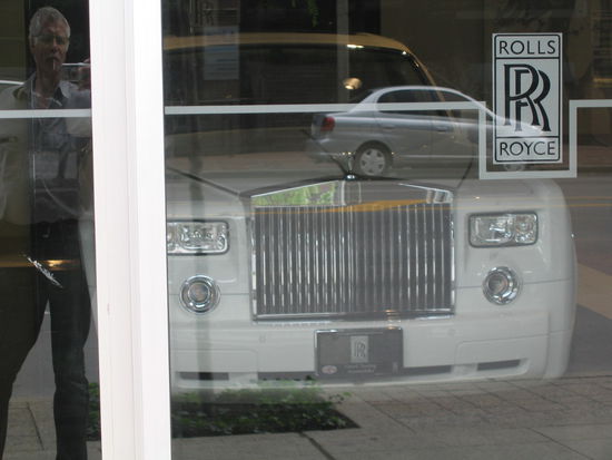 und wer das noetige Kleingeld dabei hat kann sich sein Auto gleich um die Ecke einkaufen