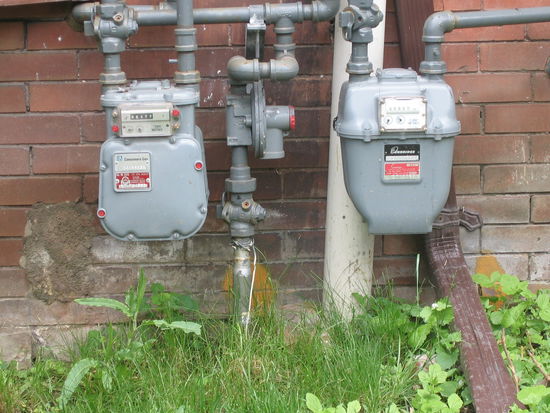 Gaszaehler werden hier so an der Aussenfassade der Haeuser montiert