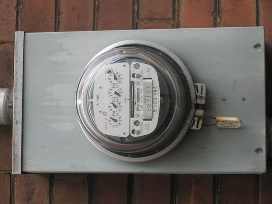 Genauso wird mit dem Stromzaehler verfahren. An der Aussenwand der Haeuser montiert