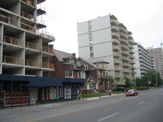 Ein paar Strassen weiter ist glaube ich des Raetsels Loesung! Es geht um Grundspekulation, einfach einen guten Preis zu erhalten.