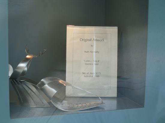 Im Schuhmuseum den Schuh aus Nierostablech, ob der so besonders bequem ist