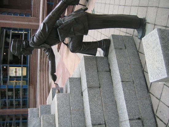 Vor dem Polizeimuseum der hilfsbereite Polizist