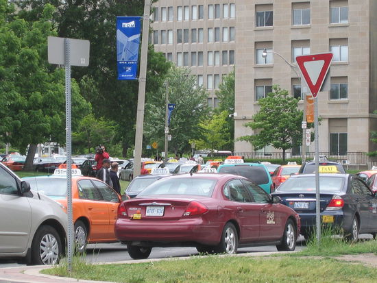Die vielen Taxis hier am Queenspark sind eine Demonstration fuer einen Taxistandplatz wie mir ein leidgepruefter erzaehlte